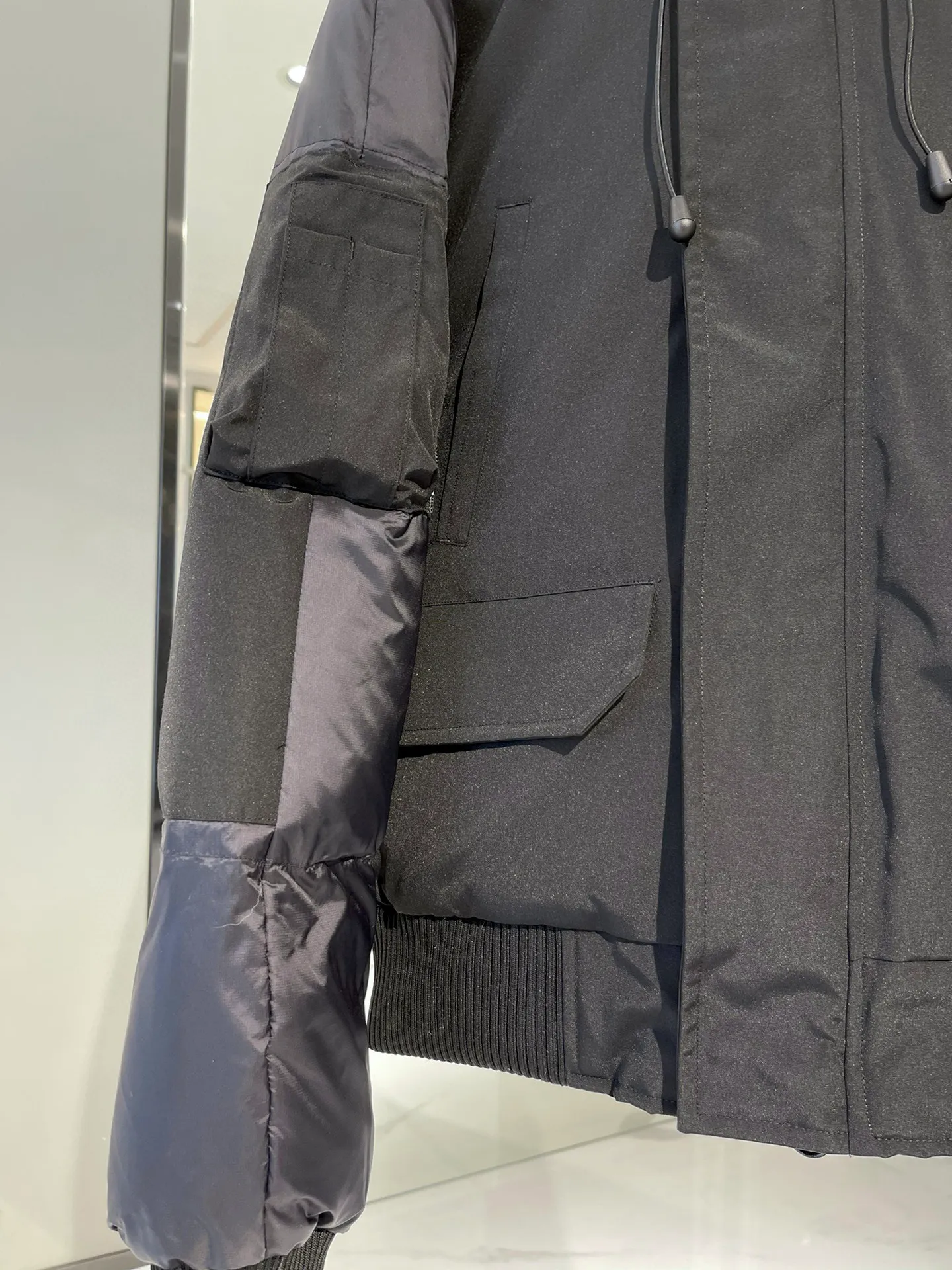 P900 Big Goose Soft Sleeve Short Bomber Jacket Canada Goose Canada Goose Chilliwack Series Solid Color Hooded Fitted Long Sleeve Down Jacket Paradigm Series Down Jacket Short Big Goose Soft Sleeve Down Jacket White The inner straps make the jacket easy to carry on the shoulders, freeing your hands. Special features: light, thick, handsome Size xs-xxl Color black, white